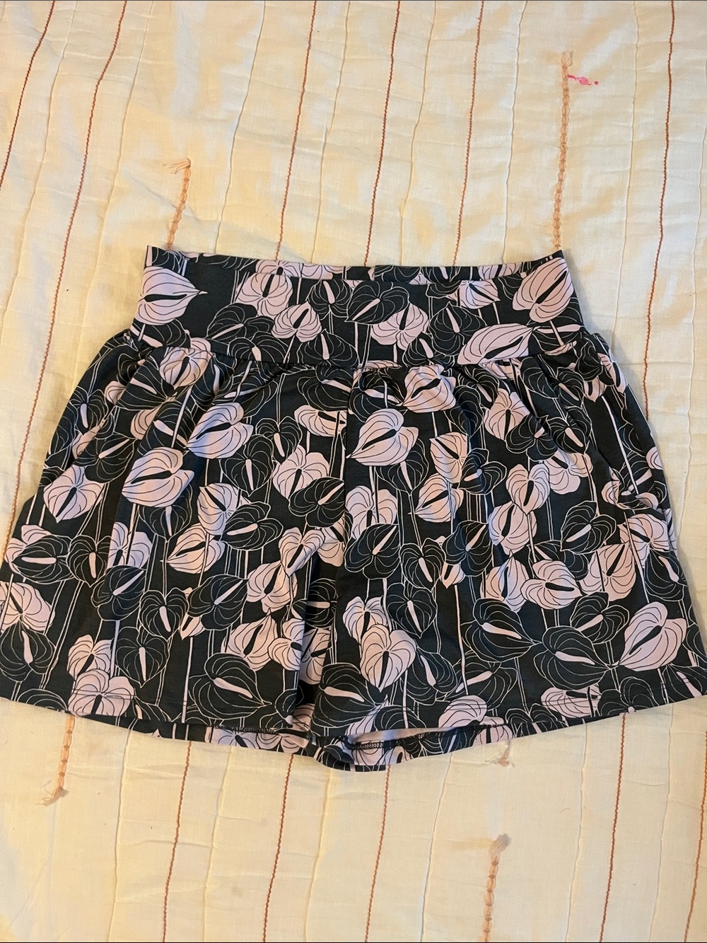 LAHAOLE HOLOHOLO SHORTS IN HILO ANTHURIUM SHORTS